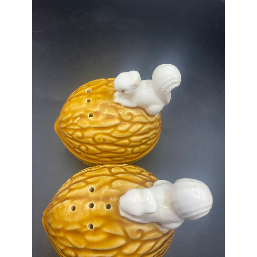 Vintage Enesco White Squirrels on Walnuts Nuts E4155 Salt & Pepper Shakers - Picture 5 of 10